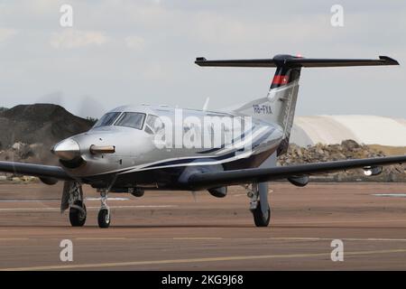 HB-FXA, ein Pilatus PC-12NGX von der Pilatus Flugzeugwerke AG, der zur Royal International Air Tattoo 2022 in RAF Fairford eintraf. Stockfoto