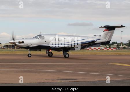 HB-FXA, ein Pilatus PC-12NGX von der Pilatus Flugzeugwerke AG, der zur Royal International Air Tattoo 2022 in RAF Fairford eintraf. Stockfoto