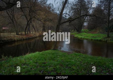 Zusammenfluss von Svratka und Loucka in der Nähe der Stadt Tisnov am dunklen Herbstabend Stockfoto