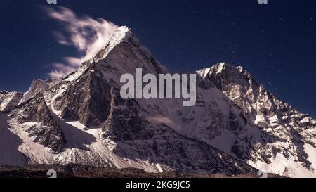 AMA Dablam Under Stars, ist ein Berg im Himalaya-Gebirge im Osten Nepals, 6,812 m Stockfoto