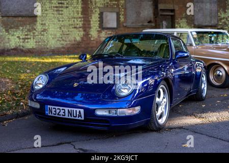 1995 Porsche 911 Carrera „N323 NUA“ auf der Oktober-Scramble im Bicester Heritage Centre am 9.. Oktober 2022 Stockfoto