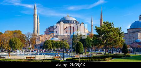 Panoramablick auf die Hagia Sophia Heilige große Moschee und den Sultan Ahmet Park. Ein sehr stark besuchter Touristenort. Stockfoto