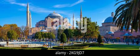 Panoramablick auf die Hagia Sophia Heilige große Moschee und den Sultan Ahmet Park. Ein sehr stark besuchter Touristenort. Stockfoto