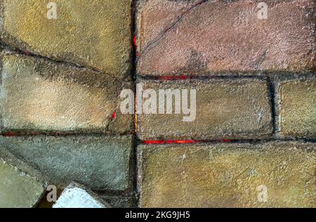 Wandplatte aus rauem Stein mit Rissen, Brüchen und LED-Innenbeleuchtung. Stockfoto