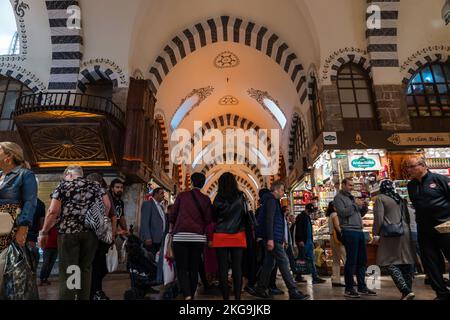 Mısır Çarşısı ägyptischer Gewürzbasar in Istanbul. Extrem lange Handelsrouten und hohe Preise für Gewürze Stockfoto