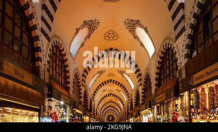 Fenster und Innendecke des Ägyptischen Gewürzbasars von Istanbul. Stockfoto