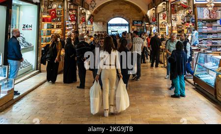 Eine Frau, die Einkaufstüten in einem beliebten Markt namens Ägyptischer Gewürzbasar, Mısır Çarşısı, trug. Stockfoto