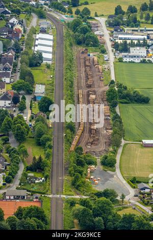 Luftaufnahme, Sägewerk Hüster, Holzverladestelle auf der Eisenbahnlinie im Ruhrtal, Neubau 4 Häuser Südstraße, Wennemen, Meschede, Sauerland, Stockfoto