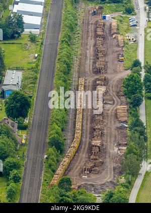 Luftaufnahme, Sägewerk Hüster, Holzverladestelle auf der Eisenbahnlinie im Ruhrtal, Neubau 4 Häuser Südstraße, Wennemen, Meschede, Sauerland, Stockfoto