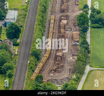 Luftaufnahme, Sägewerk Hüster, Holzverladestelle auf der Eisenbahnlinie im Ruhrtal, Neubau 4 Häuser Südstraße, Wennemen, Meschede, Sauerland, Stockfoto