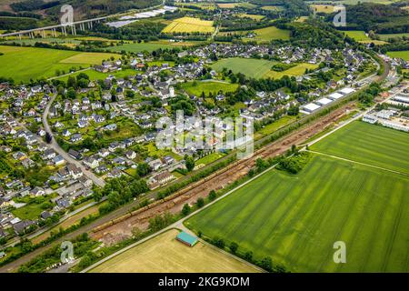 Luftaufnahme, Sägewerk Hüster, Holzverladestelle auf der Eisenbahnlinie im Ruhrtal, Neubau 4 Häuser Südstraße, Wennemen, Meschede, Sauerland, Stockfoto