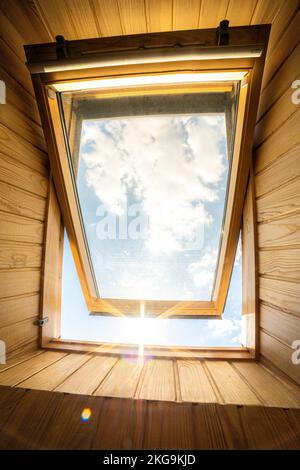 Blick vom Fenster auf die Sonne, Sonnenlicht durch das Dachfenster, Licht im Haus, Oberlichter Stockfoto