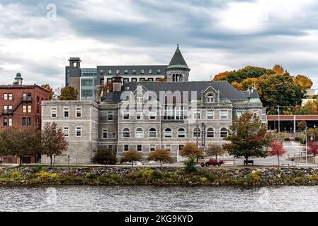 Das historische Gebäude am Ufer eines Flusses in Augusta, Maine, USA Stockfoto
