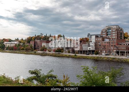 Die historischen und Wohngebäude am Ufer eines Flusses in Augusta, Maine, USA Stockfoto