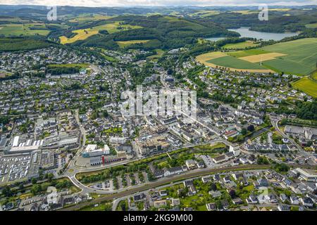 Luftaufnahme, Blick auf das Stadtzentrum mit Stadtgalerie und katholischer Pfarrkirche St. Walburga, Hennesee, Meschede, Meschede, Sauerland, Nordrhein-Wes Stockfoto