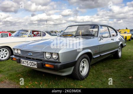 1984 Ford Capri Laser ‘B475 ODH’ auf der Oktober Scramble im Bicester Heritage Center am 9.. Oktober 2022 ausgestellt Stockfoto