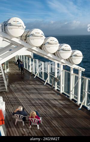 Santander, Spanien. 28.. Oktober 2022. Rettungsflöße in ihren Schutzkanistern, die an Bord des Kreuzfahrtschiffs Brittany Ferries Pont Aven verstaut sind. Stockfoto