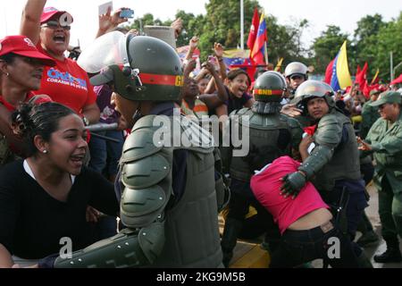 Maracaibo-Venezuela-23-03-2013- Mitglieder der venezolanischen Streitkräfte verhindern, dass Unterstützer von Präsident Nicolas Maduro kommen, um ihn zu begrüßen. Stockfoto