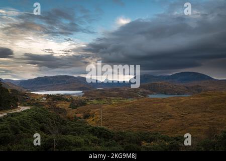 Ein wolkiges, herbstliches HDR-Bild von Kylestrome und der umliegenden Landschaft vom Assynt View Point auf der A894, Sutherland, Schottland. 25. Oktober 2022. Stockfoto