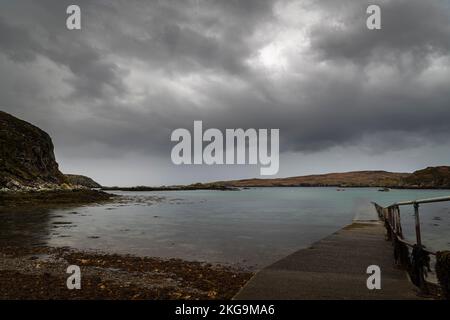 Ein dreichiges, herbstliches HDR-Bild von der Anlegestelle und dem Hafen in Tarbet, von wo aus die Fähre nach Handa Island in Sutherland, Schottland, abfährt. 26. Oktober 2022 Stockfoto