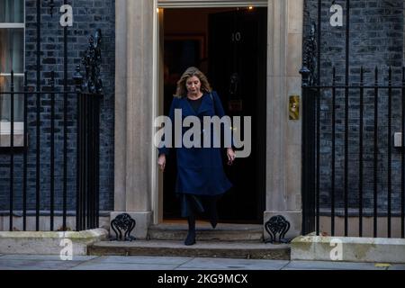 London, England, Großbritannien. 22.. November 2022. Lord President of the Council und Leader of the House of Commons PENNY MORDAUNT wird vor der Downing Street 10 gesehen, als sich das Kabinett trifft. (Bild: © Tayfun Salci/ZUMA Press Wire) Stockfoto