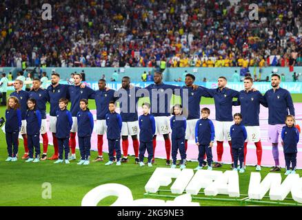 Al Wakrah, Katar. 22.. November 2022. Fußball: WM, Frankreich - Australien, Vorrunde, Gruppe D, Matchday 1, Al-Janoub-Stadion, Frankreichs Startelf mit den Spielern Antoine Griezmann (l-r), Kylian Mbappe, Olivier Giroud, Adrien Rabiot, Ousmane Dembele, Dayot Upamecano, Ibrahima Konate, Aurélien Tchouameni, Lucas Hernandez, Benjamin Pavard und Torhüter Hugo Lloris stehen vor dem Start des Spiels Seite an Seite mit Begleitkindern. Quelle: Tom Weller/dpa/Alamy Live News Stockfoto