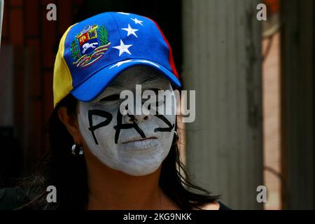 Maracaibo-Venezuela-15-04-2013- ein Student, der sich gegen die Regierung des Präsidenten von Venezuela stellt, Nicolas Maduro nimmt mit seinem Gesicht an einem Protest Teil Stockfoto