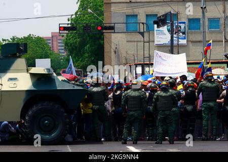 Maracaibo-Venezuela-15-04-2013- Soldat der bolivarischen Nationalgarde von Venezuela , blockiert den Durchtritt des Demostrators während einer Kundgebung. Stockfoto