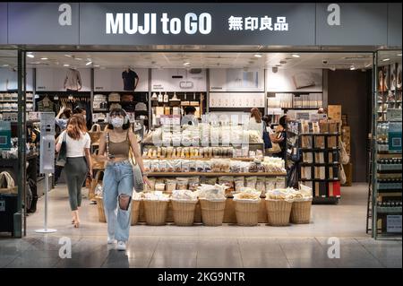 Käufer werden beim japanischen Haushalts- und Bekleidungseinzelhandel Muji und Muji To Go in Hongkong gesehen. Stockfoto