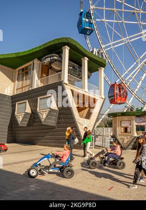 Upside-down-Haus im Kók Tóbe-Park - ein Erholungsgebiet in Almaty, Kasachstan mit Vergnügungspark-Attraktionen Stockfoto