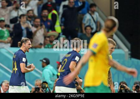 Doha, Katar, 22.. November 2022; Al-Janoub-Stadion, Al-Wakrah, Katar: FIFA Fußball-Weltmeisterschaft, Frankreich gegen Australien: Adrien Rabiot von Frankreich feiert in der 27.. Minute sein gleichmäßiges Tor für 1-1 mit einem Kopfball Stockfoto