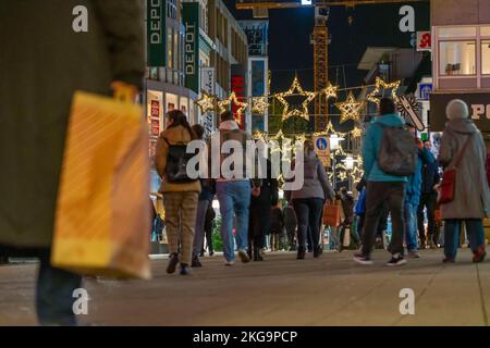 Vorweihnachtszeit, Weihnachtsmarkt im Stadtzentrum von Essen, Kettwiger Straße, NRW, Deutschland, Stockfoto