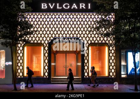 Hongkong, China. 04.. November 2022. Fußgänger laufen am italienischen Luxus-Accessoire-Markengeschäft Bulgari in Hongkong vorbei. (Foto von Sebastian Ng/SOPA Images/Sipa USA) Quelle: SIPA USA/Alamy Live News Stockfoto