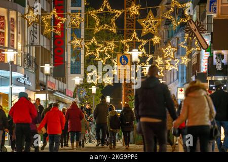 Vorweihnachtszeit, Weihnachtsmarkt im Stadtzentrum von Essen, Kettwiger Straße, NRW, Deutschland, Stockfoto