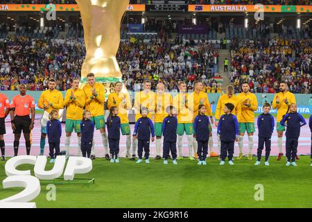 Al Wakrah, Katar. 22.. November 2022. Das australische Team während der FIFA Fußball-Weltmeisterschaft Katar 2022, Gruppe-D-Spiel zwischen Frankreich und Australien, am 22. November 2022 im Al Wakrah Sports Club, Al Wakrah, Katar. Foto von Peter Dovgan. Nur zur redaktionellen Verwendung, Lizenz für kommerzielle Nutzung erforderlich. Keine Verwendung bei Wetten, Spielen oder Veröffentlichungen einzelner Clubs/Vereine/Spieler. Kredit: UK Sports Pics Ltd/Alamy Live Nachrichten Stockfoto