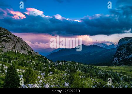 Beschreibung: Gewitter am späten Abend über Marmolada, beobachtet vom Camper-Parkplatz Falzarego Pass. Falzarego Pass, Dolomiten, Südtirol, Italien, Stockfoto