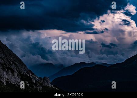 Beschreibung: Gewitter am späten Abend über Marmolada, beobachtet vom Camper-Parkplatz Falzarego Pass. Falzarego Pass, Dolomiten, Südtirol, Italien, Stockfoto