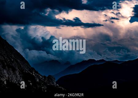 Beschreibung: Gewitter am späten Abend über Marmolada, beobachtet vom Camper-Parkplatz Falzarego Pass. Falzarego Pass, Dolomiten, Südtirol, Italien, Stockfoto