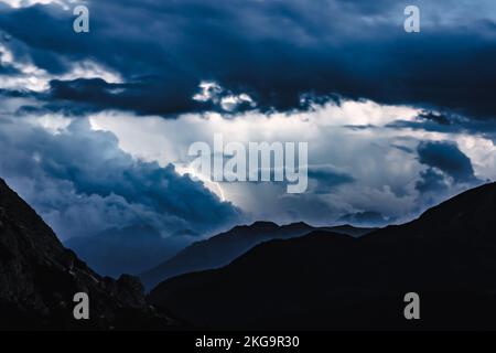 Beschreibung: Gewitter am späten Abend über Marmolada, beobachtet vom Camper-Parkplatz Falzarego Pass. Falzarego Pass, Dolomiten, Südtirol, Italien, Stockfoto