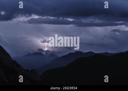 Beschreibung: Gewitter am späten Abend über Marmolada, beobachtet vom Camper-Parkplatz Falzarego Pass. Falzarego Pass, Dolomiten, Südtirol, Italien, Stockfoto