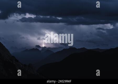 Beschreibung: Gewitter am späten Abend über Marmolada, beobachtet vom Camper-Parkplatz Falzarego Pass. Falzarego Pass, Dolomiten, Südtirol, Italien, Stockfoto