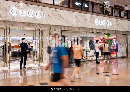 Hongkong, China. 4. September 2022. Shopper laufen am italienischen Luxusmodemarke Gucci-Laden und -Logo in Hongkong vorbei. (Bild: © Sebastian Ng/SOPA Images via ZUMA Press Wire) Stockfoto