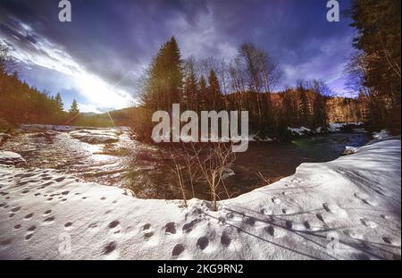 Bergfluss bedeckt mit frischem Schnee Stockfoto