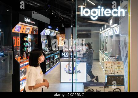 Hongkong, China. 13. September 2022. Ein Shopper geht am Schweizer Elektronikunternehmen Logitech in Hongkong vorbei. (Bild: © Sebastian Ng/SOPA Images via ZUMA Press Wire) Stockfoto