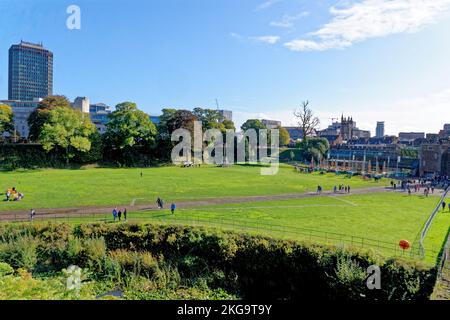 Cardiff Castle Garden und die Stadt Cardiff vom Burgturm aus. Cardiff, Glamorgan, Wales, Vereinigtes Königreich - 16.. Oktober 2022 Stockfoto