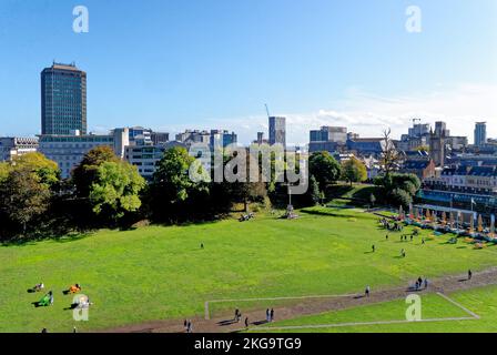 Cardiff Castle Garden und die Stadt Cardiff vom Burgturm aus. Cardiff, Glamorgan, Wales, Vereinigtes Königreich - 16.. Oktober 2022 Stockfoto