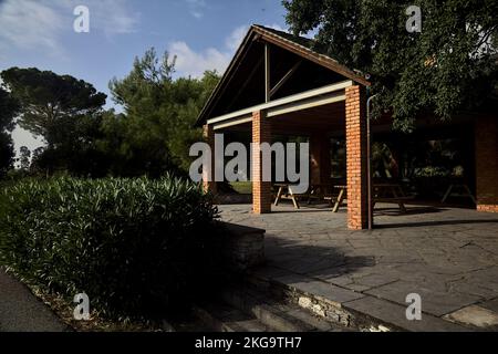 Veranda mit Bänken und Tischen in einem Park Stockfoto