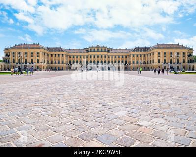 Wien, Österreich - Juni 2022: Blick auf Schloss Schönbrunn, eine der wichtigsten Touristenattraktionen Wiens. Stockfoto