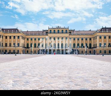 Wien, Österreich - Juni 2022: Blick auf Schloss Schönbrunn, eine der wichtigsten Touristenattraktionen Wiens. Stockfoto