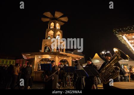 Vor allem für Touristen in Berlin ist der Weihnachtsmarkt am Schloss Charlottenburg einer der ersten Orte, an denen man sich aufmachen kann. In diesem Jahr ist der Weihnachtsmarkt wieder geöffnet. Das Schloss ist komplett beleuchtet. Neben Kunsthandwerk und gebrannten Mandeln bieten die Stände in Holzhütten oder Pagodenzelten auch ungewöhnliche Geschenkideen. Es befindet sich am Spandauer Damm in Berlin. Auch die Preise für zahlreiche Produkte sind auf diesem Weihnachtsmarkt aufgrund der aktuellen Inflation deutlich gestiegen. Immer mehr Verbraucher in Deutschland können sich die hohen Energie-, Lebensmittel- und Dienstleistungskosten kaum leisten. Energiepreise, Stockfoto